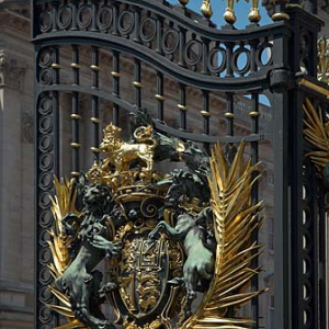 Londyn. Herbarz na bramie Pałacu Buckingham.